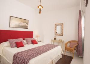 プエルト・カレロにあるVistAguaのベッドルーム(大型ベッド1台、椅子付)