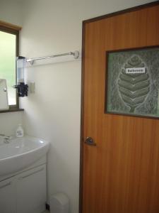 Ett badrum på Nakaya House