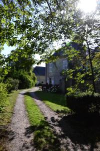 een onverharde weg voor een huis bij Utah Beach Chambre hote in Sainte-Marie-du-Mont