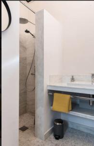 een badkamer met een wastafel en een gele handdoek bij Augusta in Cluj-Napoca