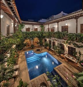 een uitzicht over een zwembad in een gebouw bij Hotel Boutique Casa Del Arzobispado in Cartagena