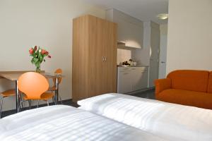 1 dormitorio con 1 cama, 1 mesa y 1 silla en Studio 54, en Davos