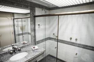 a bathroom with a sink and a shower at Hotel Golden Park Campinas Cambuí By Nacional Inn in Campinas +42 photos