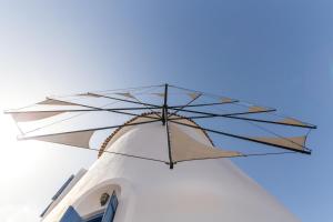 un parapluie installé au-dessus d'un bâtiment dans l'établissement Kerame Studios & Apartments, à Évdhilos