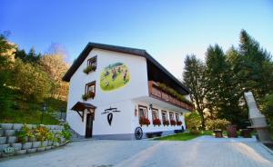 un edificio blanco con flores a un lado en Ferienhaus Frei 1 Hinterzarten, en Hinterzarten