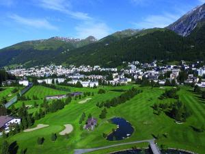 una vista aérea de un campo de golf en las montañas en Studio 54 en Davos