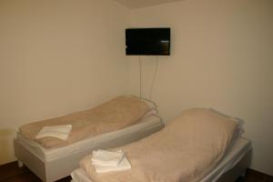 Giường trong phòng chung tại Noclegi Piastow
