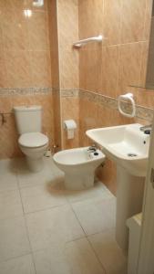 トレモリノスにあるApartamento Torremolinosのバスルーム(トイレ、洗面台付)