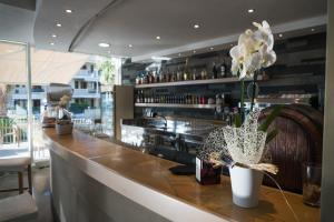 a bar with a vase of flowers on a counter at Casa Del Mar in Roseto degli Abruzzi