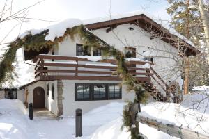 Una casa en la nieve con nieve en Ski Tip Lodge by Keystone Resort en Keystone