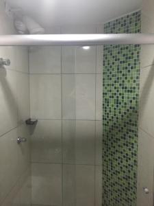 een douche met een glazen deur in de badkamer bij HOTEL FLOR DO AMAZONAS (ADULTS ONLY) in São Caetano do Sul
