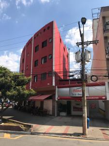 南聖卡埃塔諾的住宿－HOTEL FLOR DO AMAZONAS (ADULTS ONLY)，街道边的红色建筑