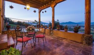 a patio with a table and chairs on a balcony at Eco Hotel Ixhi in Pátzcuaro