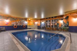 Bazén v ubytování Best Western Plus Grand-Sault Hotel & Suites nebo v jeho okolí