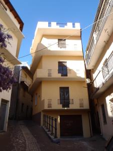 un alto edificio bianco con due balconi di Nannai Climbing Home a Ulassai