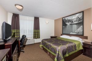 Televiisor ja/või meelelahutuskeskus majutusasutuses Super 8 by Wyndham Edson