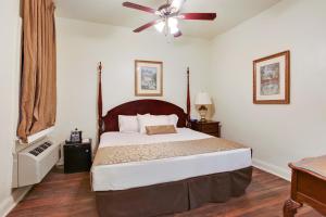 1 dormitorio con 1 cama grande y ventilador de techo en New Orleans Guest House en Nueva Orleans