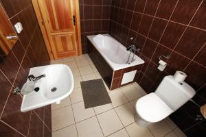 uma casa de banho com um lavatório, um WC e uma banheira em Penzion Krasula em Ždiar