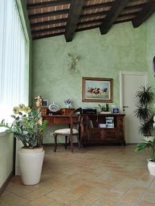 Habitación con escritorio, silla y plantas. en Brigida, en Verucchio