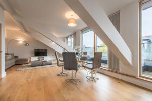 sala de estar con mesa y sillas en Hampden Apartments - The Victoria, en Windsor