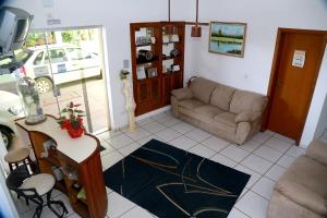 a living room with a couch and a table at Pousada Victor in Ribeirão Claro