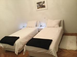 En eller flere senge i et værelse på Classic Deluxe Apartman
