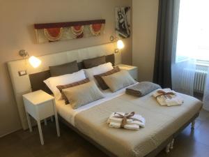 een slaapkamer met een bed met twee handdoeken erop bij Visitazione Holiday Sassi Suite in Matera