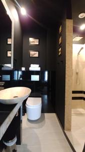 La salle de bains est pourvue de toilettes blanches et d'un lavabo. dans l'établissement Villa Garden Kutno Centrum, à Kutno