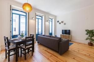 een woonkamer met een bank en een tafel bij Home Alegria in Porto