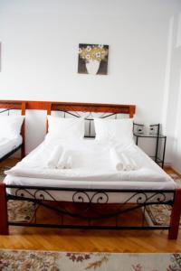 クルジュ・ナポカにあるAOL Cluj Apartのベッド(白いシーツ付)