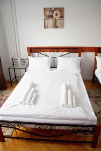 クルジュ・ナポカにあるAOL Cluj Apartのベッド(白いシーツ、白い枕付)