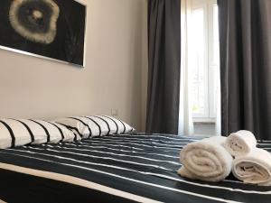 1 dormitorio con 1 cama con toallas en Kibilù - Via Confalonieri - Stazione Garibaldi - Zona Isola, en Milán
