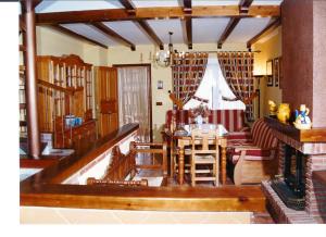 a living room with a table and a dining room at Casa ALPULUSO in Arroyo Frio