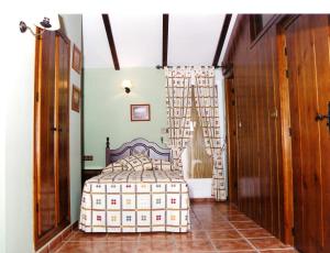 a bedroom with a bed in a room at Casa ALPULUSO in Arroyo Frio