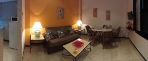sala de estar con sofá y mesa en Un Viaje al Pasado en el Centro, en Sevilla