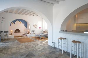 Elle comprend un salon doté de murs blancs et d'une cheminée. dans l'établissement Villa Veni, à Santa Maria
