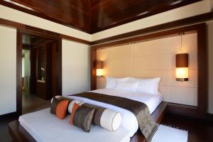 ein Hotelzimmer mit 2 Betten und 2 Lampen in der Unterkunft Gaya Island Resort - Small Luxury Hotels of the World in Gaya Island