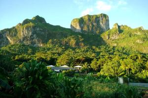 - une vue sur la montagne avec une maison et des arbres dans l'établissement Otemanu Ninamu Fare, à Bora Bora