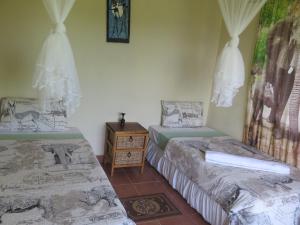 מיטה או מיטות בחדר ב-Mount Hermon Safari Cottages