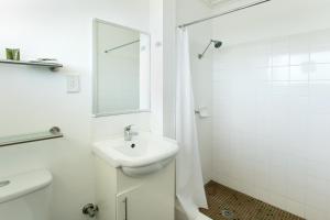 a bathroom with a sink, toilet and shower at Alloggio Bathurst in Bathurst