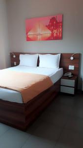 una camera con un grande letto con di Lee Hotel ad Ho Chi Minh