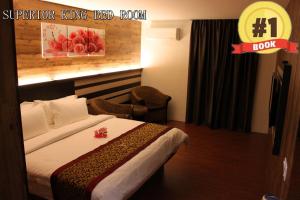 a hotel room with a bed and a sign that reads superior king bed room at Hotel Time Boutique Nilai in Nilai