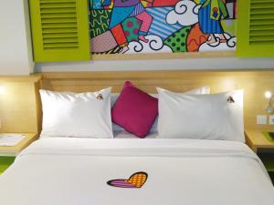 MaxoneHotels.com at Kramat tesisinde bir odada yatak veya yataklar