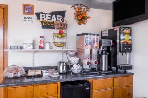 cocina con encimera y cafetera en Travelodge by Wyndham Cordele, en Cordele