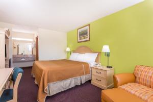 Postel nebo postele na pokoji v ubytování Travelodge by Wyndham Cordele