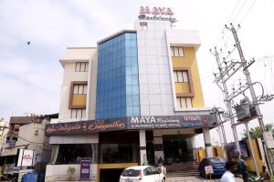 um edifício com um carro estacionado em frente em Maya Residency em Tiruchchirappalli