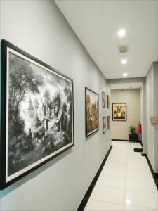 korytarz z dużym obrazem na ścianie w obiekcie Rivero Boutique Hotel Melaka w Malakce