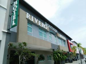 un bâtiment avec un panneau indiquant un hôtel dans l'établissement Rivero Boutique Hotel Melaka, à Malacca