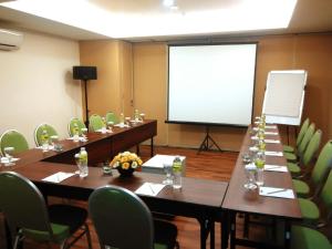 MaxoneHotels.com at Kramat tesisinde bir iş alanı ve/veya konferans odası