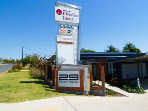 a gas station sign in front of a building at Moura Meridian Motel in Moura